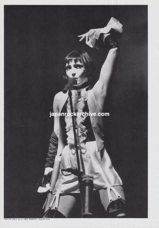 Siouxsie & The Banshees 1989/03 Japanese music press cutting clipping - photo pinup - on stage